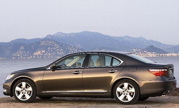 Der Lexus LS 460 setzte sich gegen 27 weitere zur Wahl stehende Modelle durch, die von den Juroren vorab anhand von festgelegten Parametern wie Styling, Qualität, Leistung und Sicherheit ausgesucht worden waren.